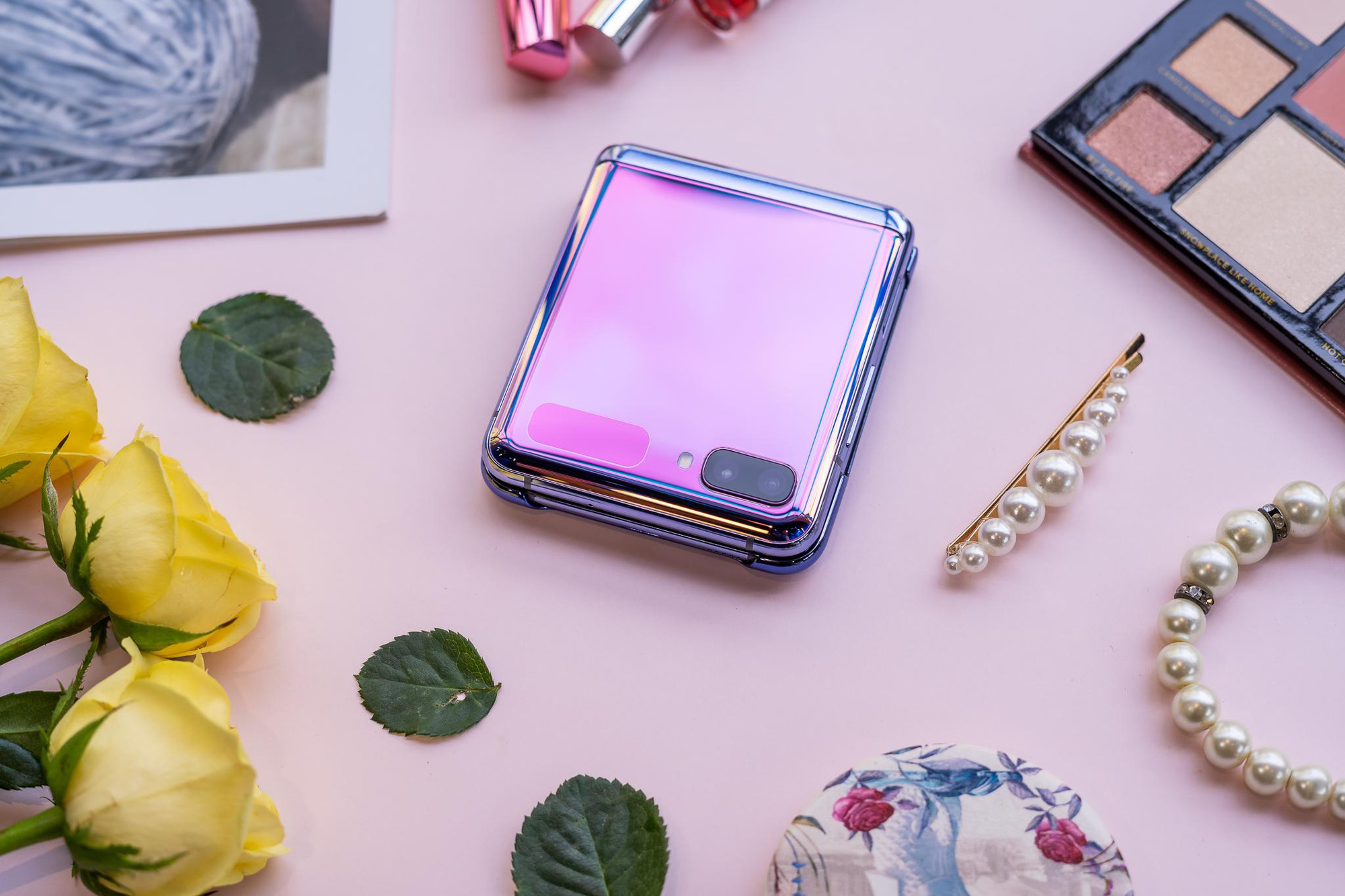 Smartphone màn hình gập đang chinh phục tín đồ thời trang và định nghĩa trải nghiệm dùng hoàn toàn mới - Ảnh 1.