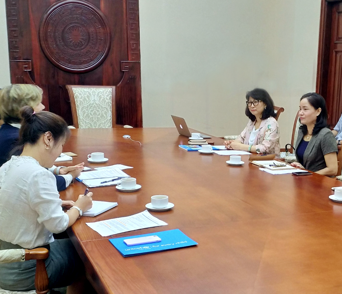 Thứ trưởng Trịnh Thị Thủy làm việc với bà Rana Flowers, Trưởng Đại diện Quỹ Nhi đồng Liên Hợp quốc (UNICEF) tại Việt Nam