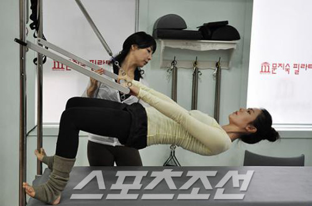 Sau thời gian im lặng vì hành động bấm like ảnh &quot;người tình Hyun Bin, Son Ye Jin xuất hiện lên với hành động đáng yêu - Ảnh 4.