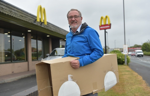 McDonald’s chỉ phục vụ khách đi ô tô trong mùa dịch, người người thi nhau lái xe rởm xếp hàng để mua đồ ăn - Ảnh 1. McDonald’s chỉ phục vụ khách đi ô tô trong mùa dịch, người người thi nhau lái xe rởm xếp hàng để mua đồ ăn - Ảnh 1.