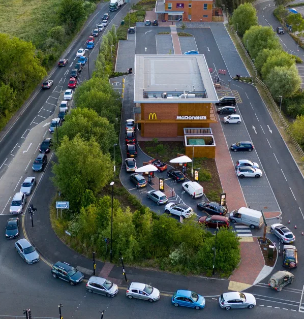 McDonald’s chỉ phục vụ khách đi ô tô trong mùa dịch, người người thi nhau lái xe rởm xếp hàng để mua đồ ăn - Ảnh 5. McDonald’s chỉ phục vụ khách đi ô tô trong mùa dịch, người người thi nhau lái xe rởm xếp hàng để mua đồ ăn - Ảnh 5.