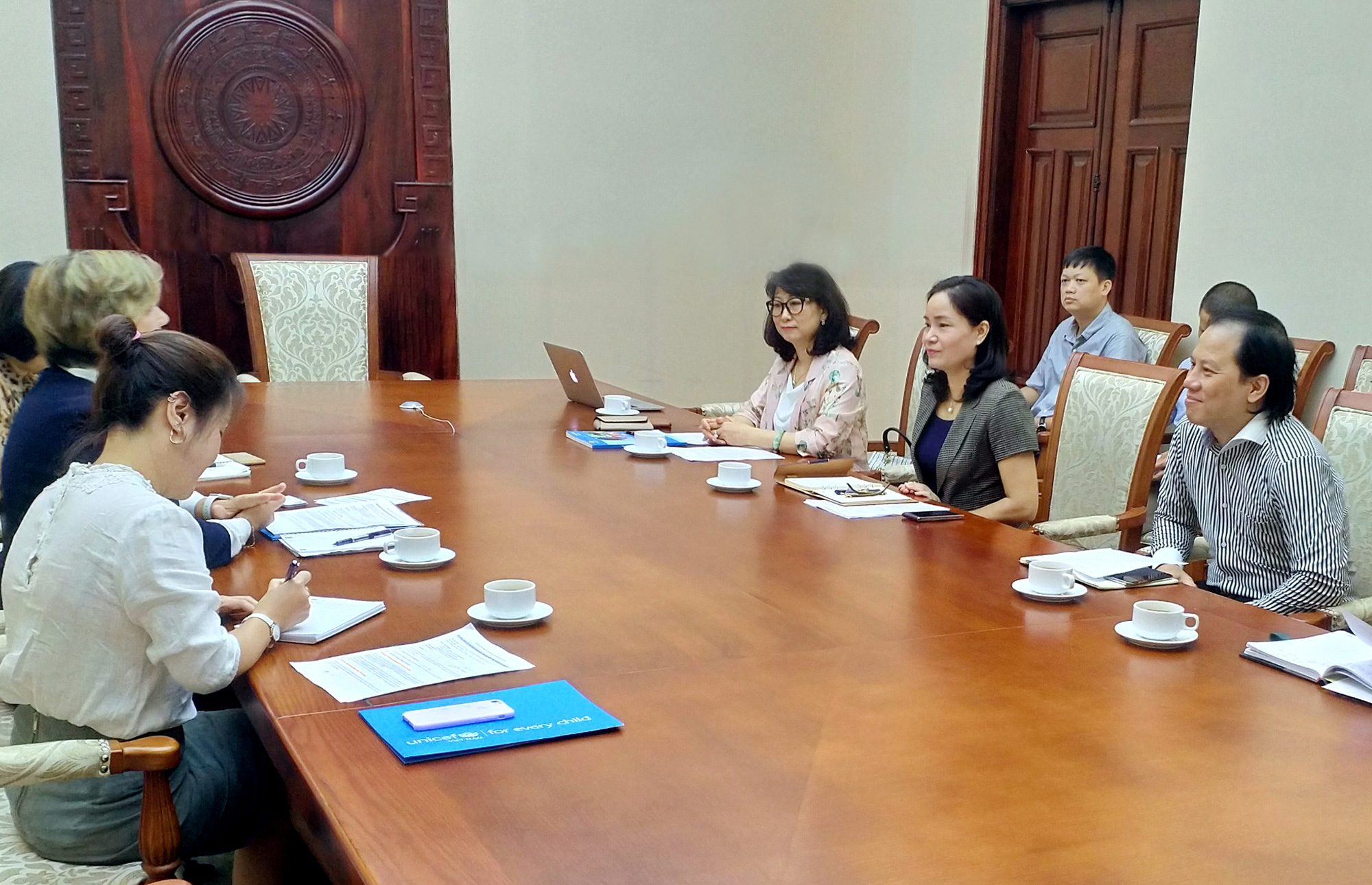 Thứ trưởng Trịnh Thị Thủy làm việc với bà Rana Flowers, Trưởng Đại diện Quỹ Nhi đồng Liên Hợp quốc (UNICEF) tại Việt Nam - Ảnh 1.
