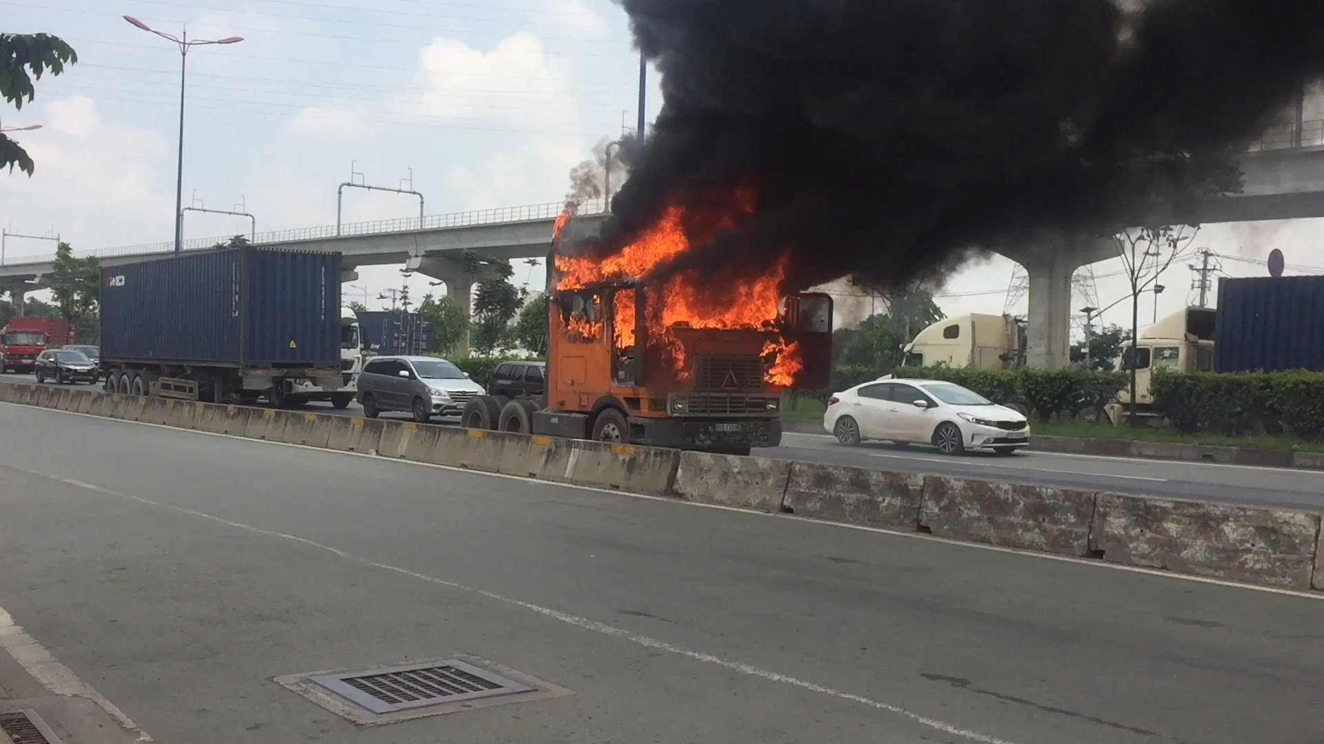 Xe container bốc cháy dữ dội, tài xế thoát chết trên Xa lộ Hà Nội - Ảnh 2.