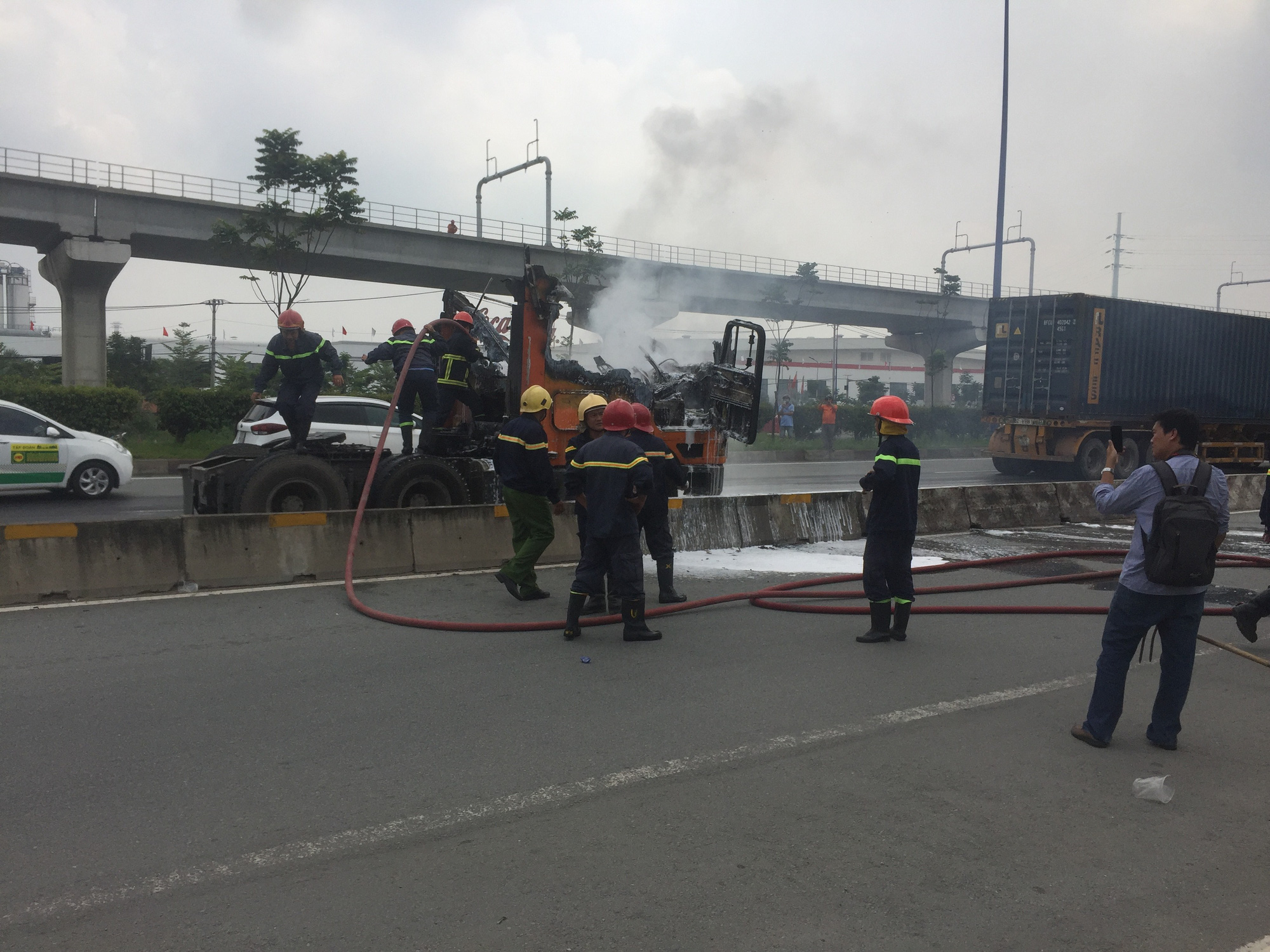 Xe container bốc cháy dữ dội, tài xế thoát chết trên Xa lộ Hà Nội - Ảnh 1.