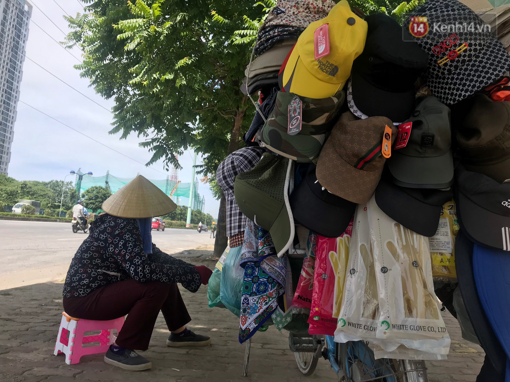 Dân nghèo ở Hà Nội gồng mình mưu sinh dưới nắng nóng đỉnh điểm: “Đội nắng nhặt 100 vỏ lon nhôm, bán được 15 nghìn đồng nhưng vẫn phải cố” - Ảnh 2. Dân nghèo ở Hà Nội gồng mình mưu sinh dưới nắng nóng đỉnh điểm: “Đội nắng nhặt 100 vỏ lon nhôm, bán được 15 nghìn đồng nhưng vẫn phải cố” - Ảnh 2.