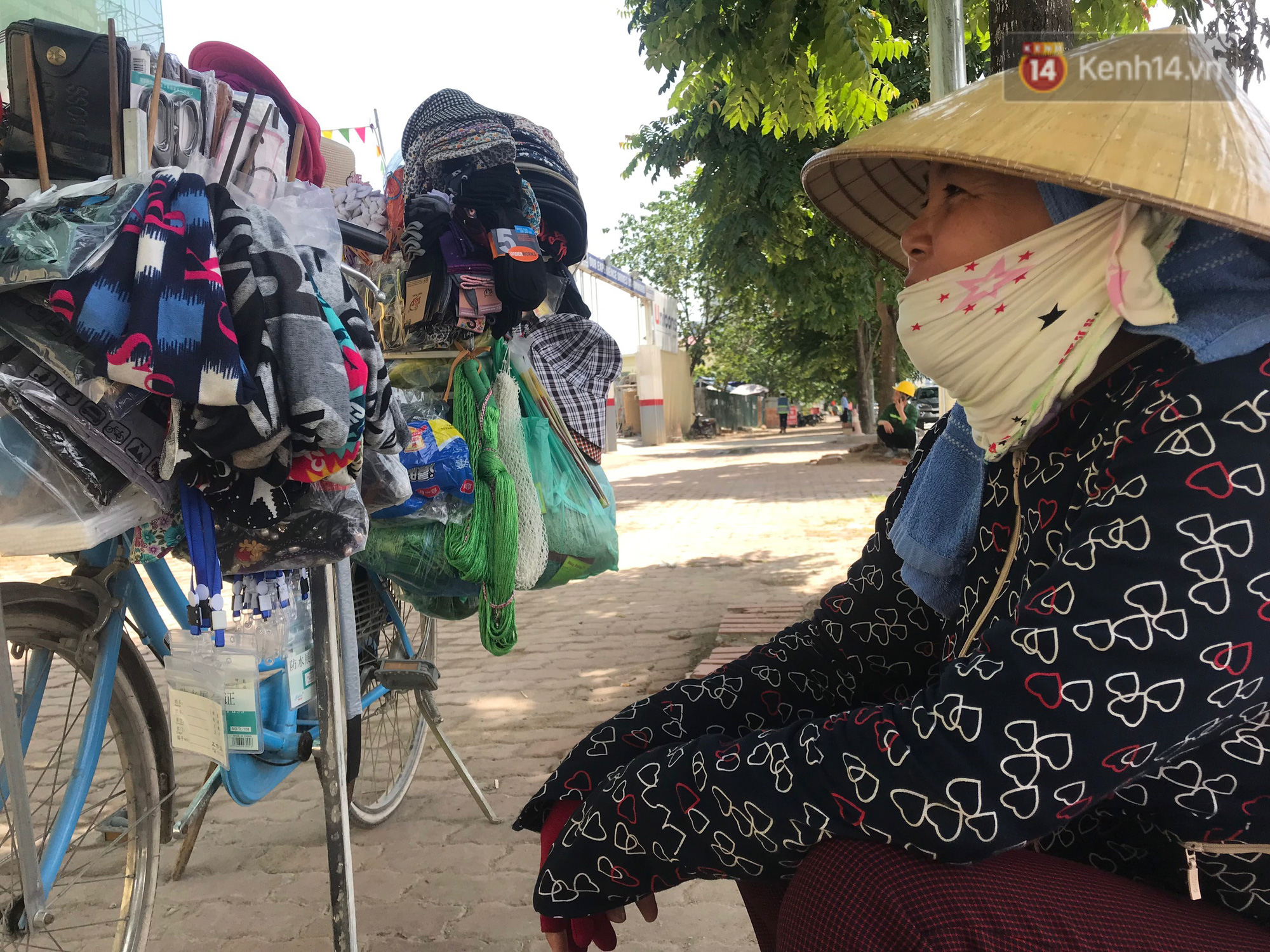 Dân nghèo ở Hà Nội gồng mình mưu sinh dưới nắng nóng đỉnh điểm: “Đội nắng nhặt 100 vỏ lon nhôm, bán được 15 nghìn đồng nhưng vẫn phải cố” - Ảnh 3. Dân nghèo ở Hà Nội gồng mình mưu sinh dưới nắng nóng đỉnh điểm: “Đội nắng nhặt 100 vỏ lon nhôm, bán được 15 nghìn đồng nhưng vẫn phải cố” - Ảnh 3.