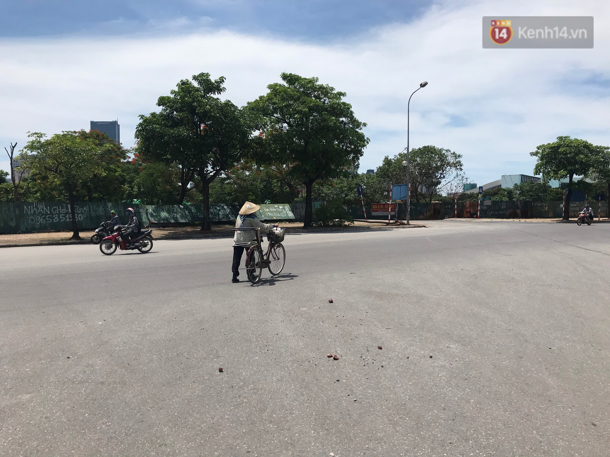 Dân nghèo ở Hà Nội gồng mình mưu sinh dưới nắng nóng đỉnh điểm: “Đội nắng nhặt 100 vỏ lon nhôm, bán được 15 nghìn đồng nhưng vẫn phải cố” - Ảnh 4. Dân nghèo ở Hà Nội gồng mình mưu sinh dưới nắng nóng đỉnh điểm: “Đội nắng nhặt 100 vỏ lon nhôm, bán được 15 nghìn đồng nhưng vẫn phải cố” - Ảnh 4.