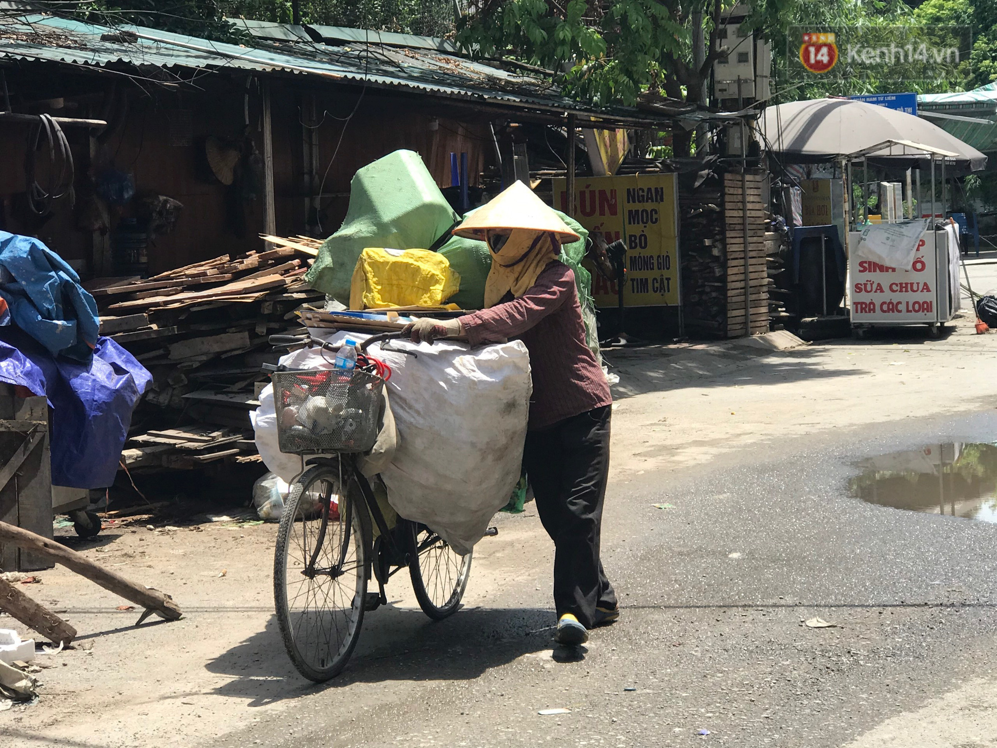 Dân nghèo ở Hà Nội gồng mình mưu sinh dưới nắng nóng đỉnh điểm: “Đội nắng nhặt 100 vỏ lon nhôm, bán được 15 nghìn đồng nhưng vẫn phải cố” - Ảnh 1. Dân nghèo ở Hà Nội gồng mình mưu sinh dưới nắng nóng đỉnh điểm: “Đội nắng nhặt 100 vỏ lon nhôm, bán được 15 nghìn đồng nhưng vẫn phải cố” - Ảnh 1.