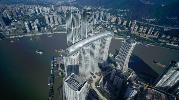 Trung Quốc ra mắt toà nhà nằm ngang cao nhất thế giới, lập tức dính nghi án “đạo nhái” một công trình nổi tiếng khác của Singapore? - Ảnh 1.