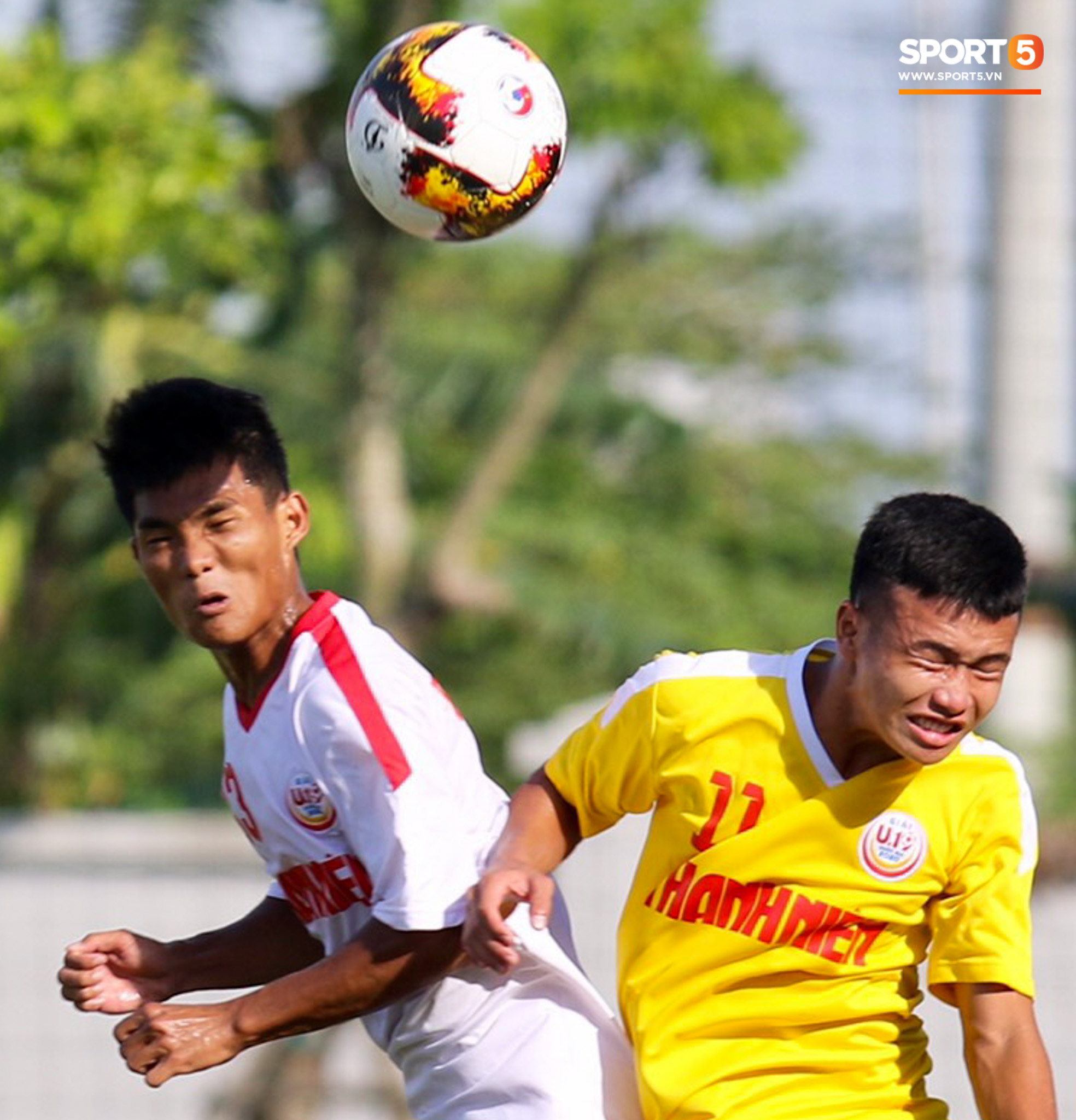 Chuyên gia nước ngoài đánh trống, hò hét cổ vũ cuồng nhiệt ở VCK U19 quốc gia 2020 - Ảnh 7.