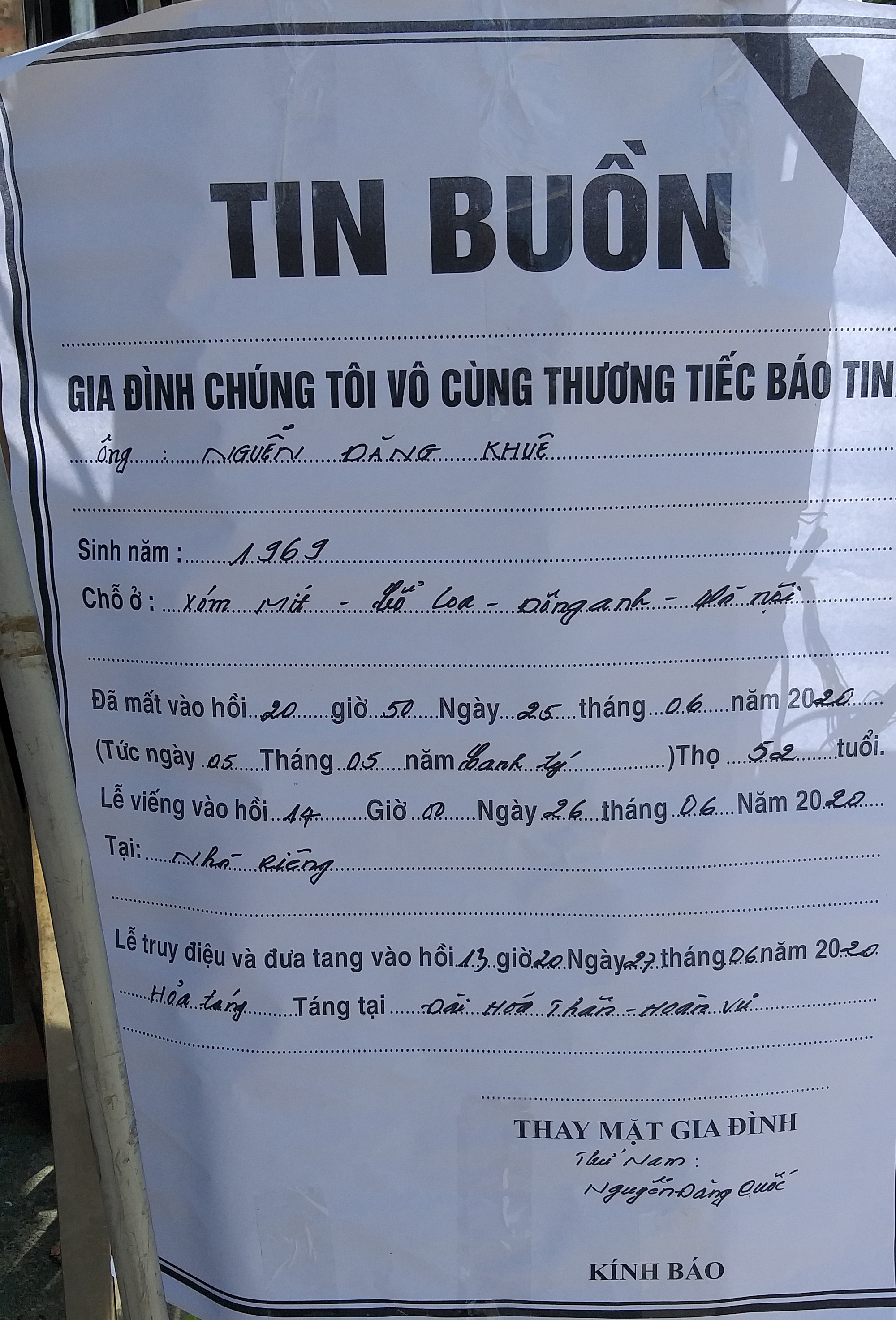 Vụ nhân viên bán vé xe buýt tử vong khi qua đường: Mẹ già xót con trên vòng hoa trắng - Ảnh 3.