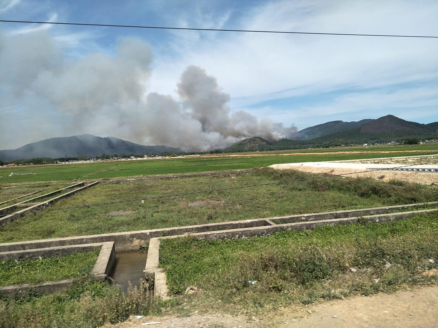 Cả nghìn người dập lửa đám cháy rừng lan qua nhiều xã ở Nghệ An - Ảnh 1.