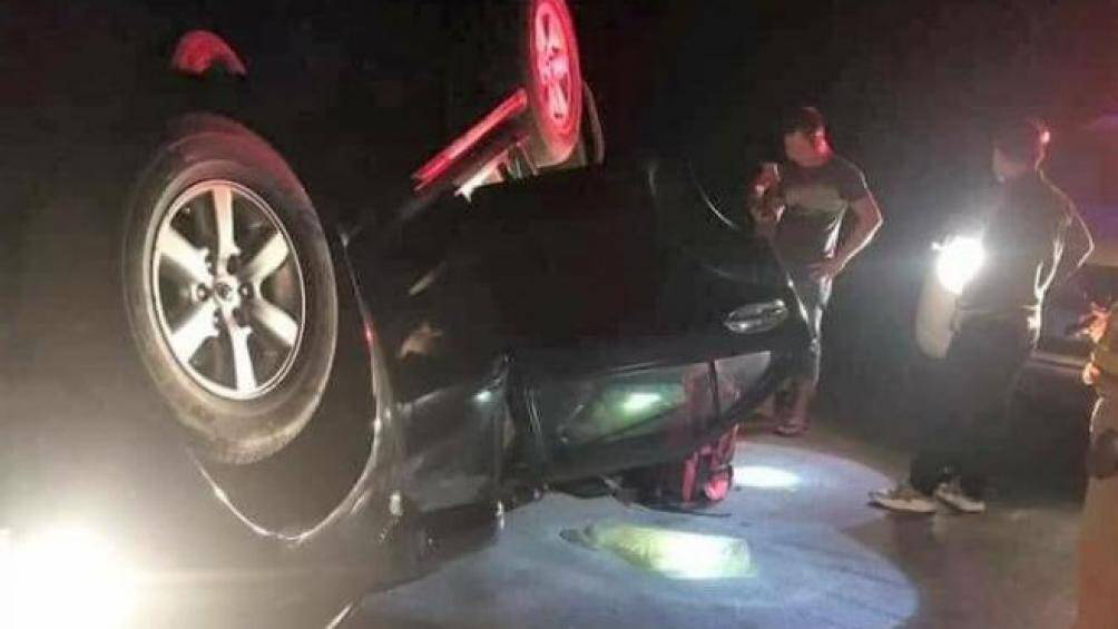 Xe trùm ma túy lật ngửa, nửa tạ ma túy đá đổ xuống đường - Ảnh 1. Xe trùm ma túy lật ngửa, nửa tạ ma túy đá đổ xuống đường - Ảnh 1.