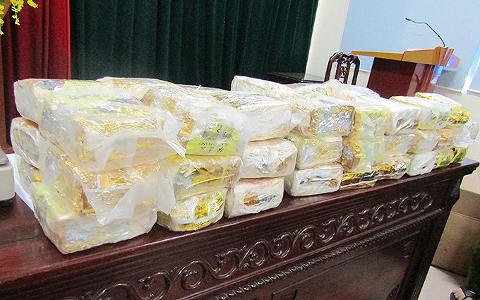 Xe trùm ma túy lật ngửa, nửa tạ ma túy đá đổ xuống đường - Ảnh 2. Xe trùm ma túy lật ngửa, nửa tạ ma túy đá đổ xuống đường - Ảnh 2.