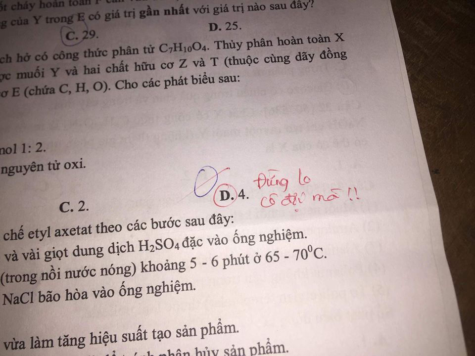 Sắp hết giờ mà chưa kịp khoanh đáp án, nam sinh cuống quá hóa sai lầm nhưng lời phê bắt trend của cô giáo mới hài - Ảnh 1.