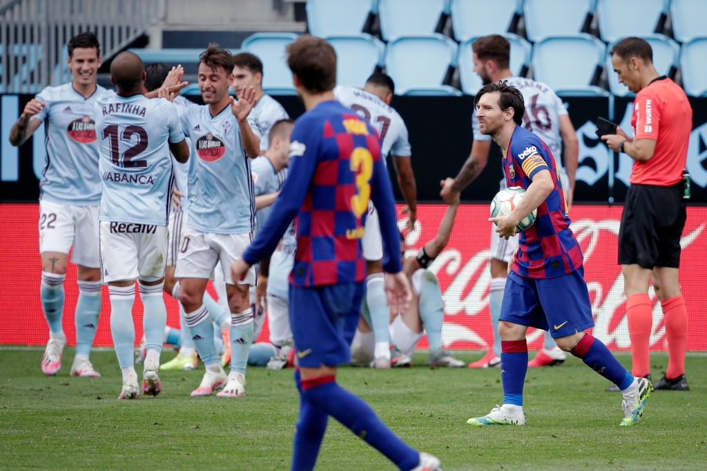 Song tấu Messi - Suarez phối hợp ghi bàn đậm chất &quot;phủi&quot;, Barcelona vẫn mất điểm trong cuộc đua vô địch bởi cú sút phạt &quot;10 điểm&quot; - Ảnh 7.