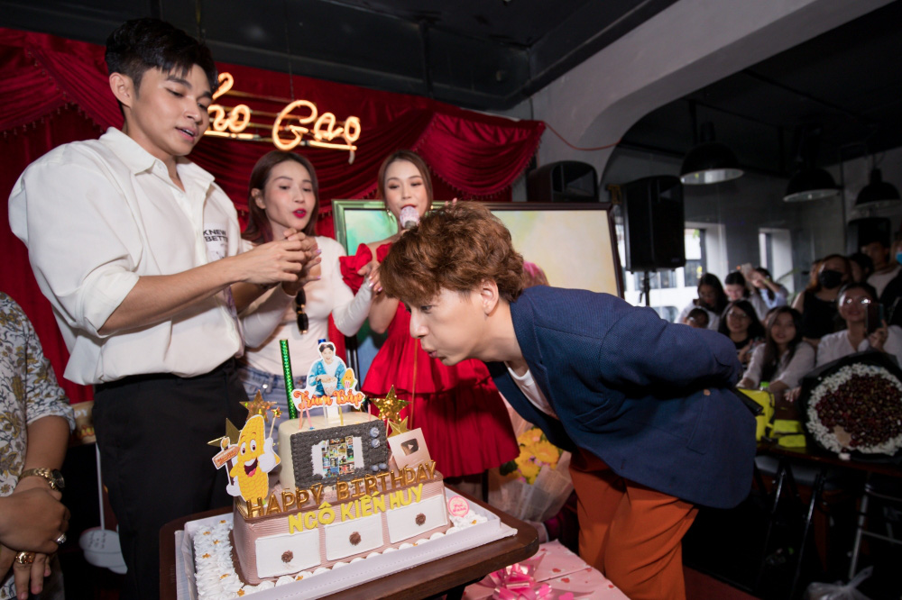 Jun Phạm, Sam khiến tiệc sinh nhật của Ngô Kiến Huy tưng bừng hơn bao giờ hết - Ảnh 10.