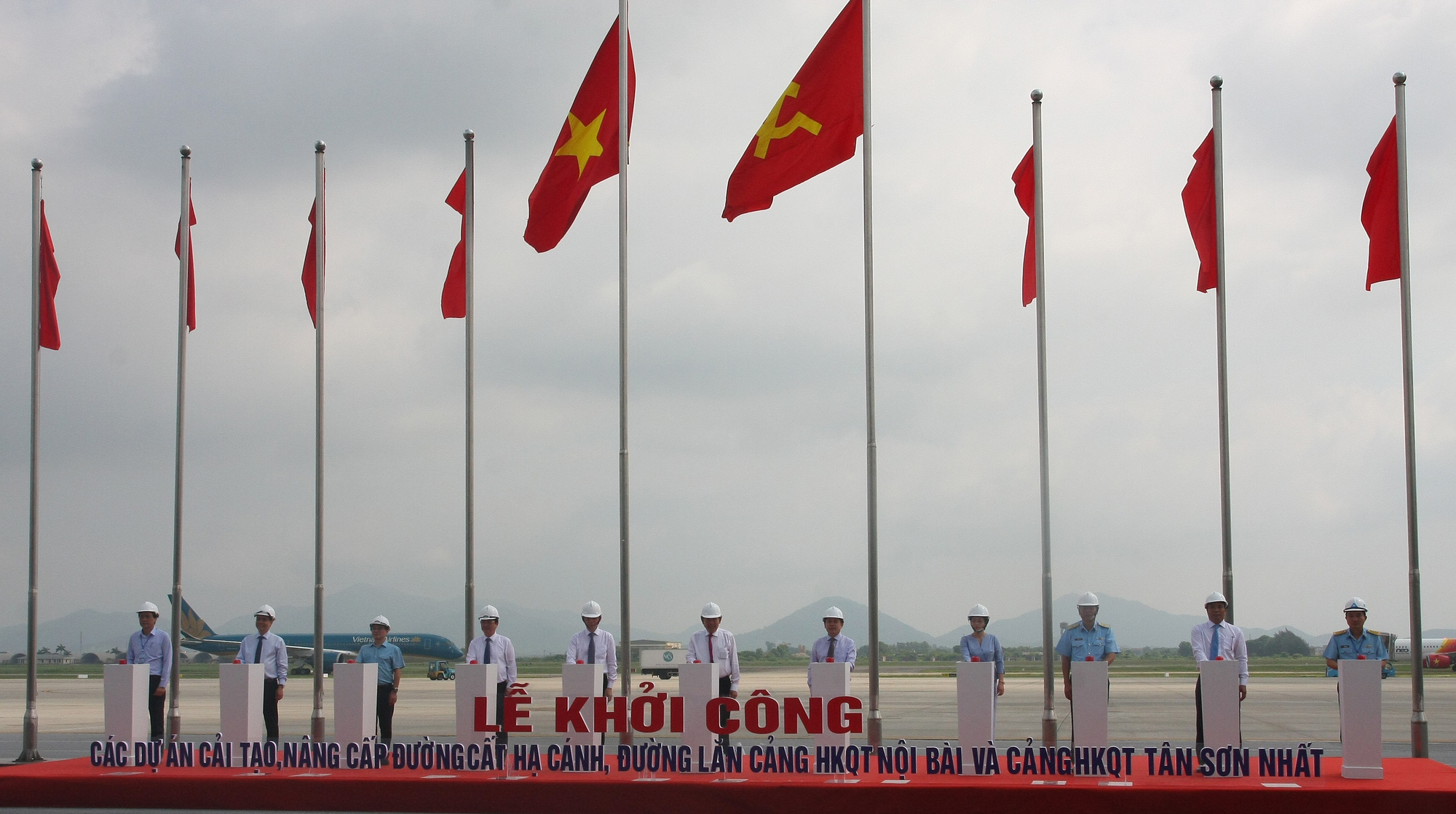 Phó Thủ tướng Trương Hòa Bình dự khởi công dự án sửa chữa đường băng sân bay Nội Bài, Tân Sơn Nhất - Ảnh 1.