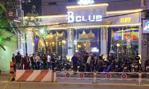 Hàng trăm dân chơi tháo chạy tán loạn khỏi quán bar ở Sài Gòn khi bị kiểm tra - Ảnh 2.
