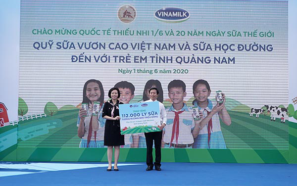  Vinamilk mang niềm vui uống sữa đến với trẻ em Quảng Nam  - Ảnh 1.