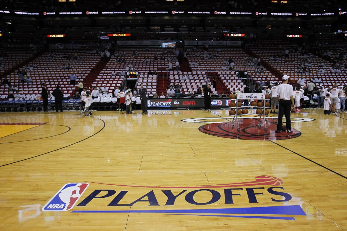 Không chỉ áo thi đấu, NBA muốn đưa cả thông điệp &quot;Black Lives Matter&quot; lên mặt sân tại Orlando - Ảnh 1.