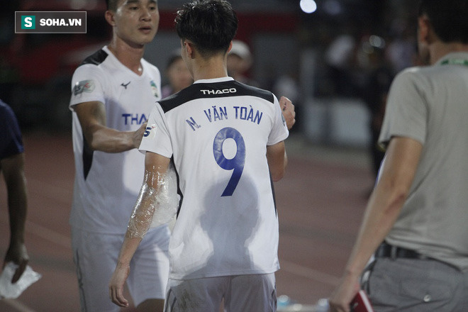HAGL vừa đá xong, Thần y Hàn Quốc sốt sắng tới kiểm tra chấn thương của Văn Toàn - Ảnh 3. HAGL vừa đá xong, Thần y Hàn Quốc sốt sắng tới kiểm tra chấn thương của Văn Toàn - Ảnh 3.