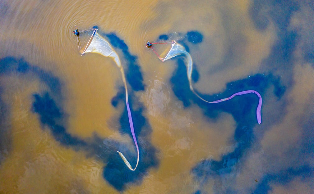 24h qua ảnh: Ngư dân đánh cá dưới hồ nước mặn ở Trung Quốc - Ảnh 3.