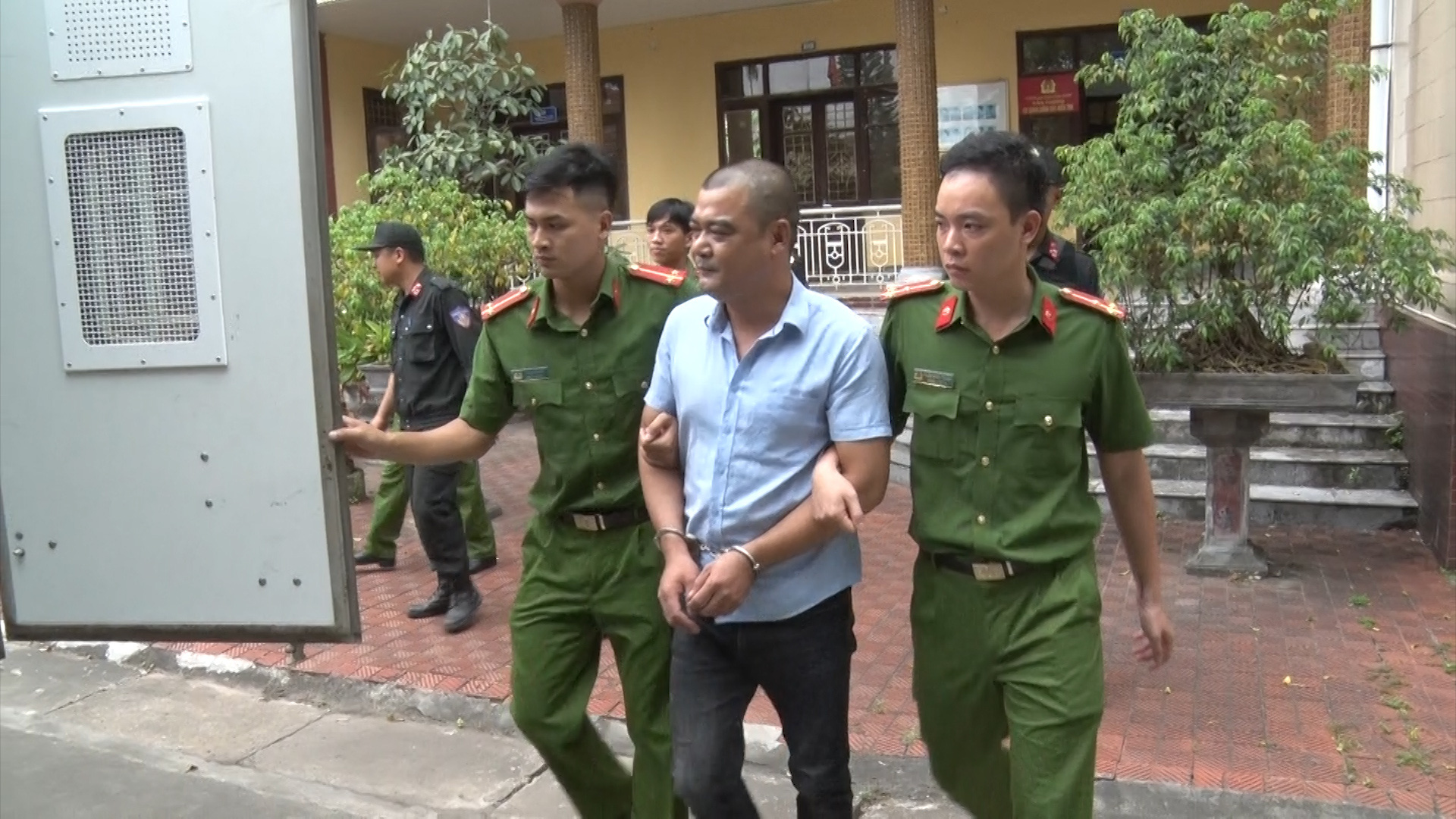 Nam Định: Giám đốc CA tỉnh khen thưởng thành tích phá án vụ &quot;bảo kê&quot; hỏa táng - Ảnh 2.