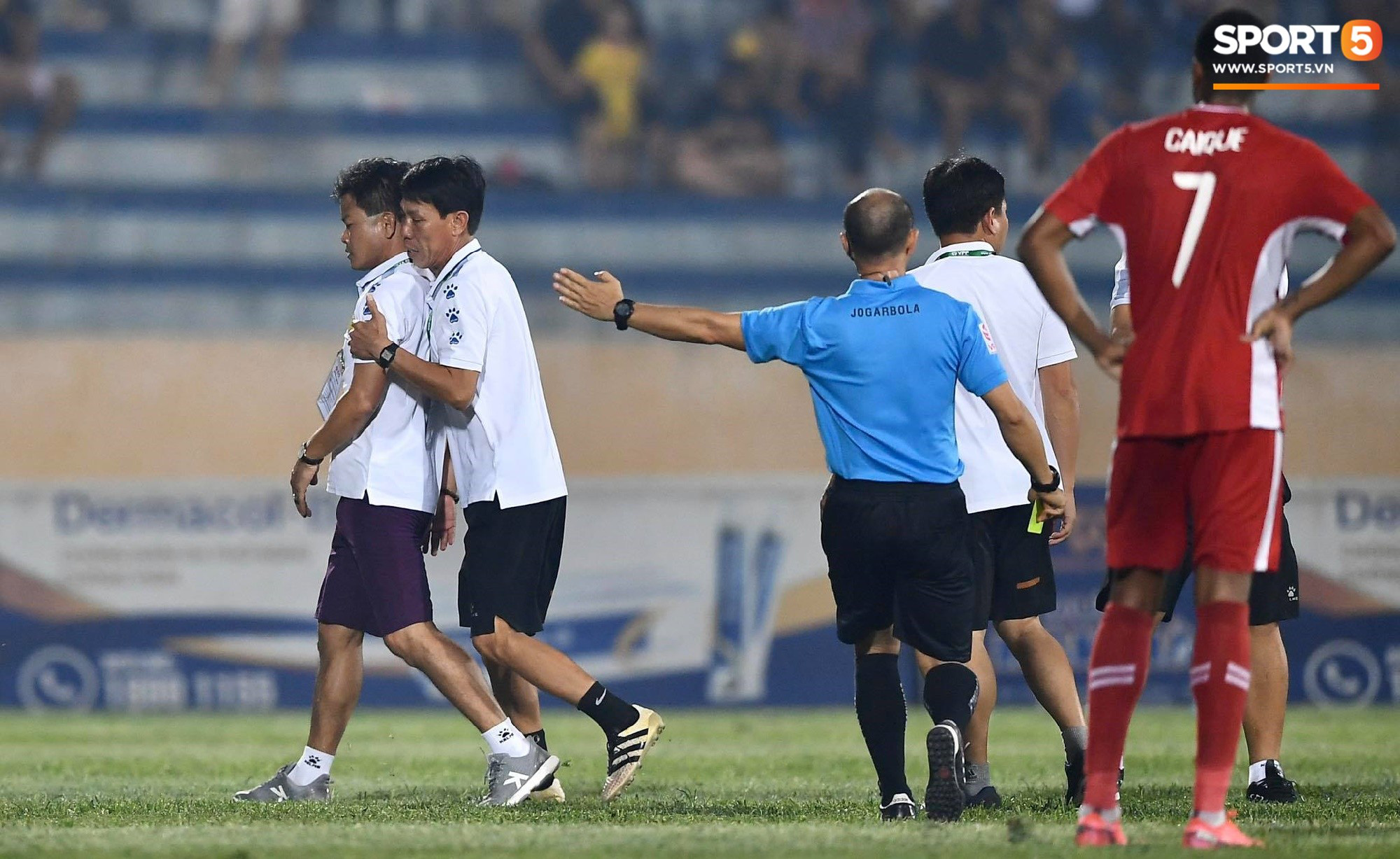 Ngoại binh Viettel FC chơi xấu, trọng tài chỉ rút thẻ vàng và cái kết phải &quot;bám trụ&quot; tại sân Thiên Trường vì sợ CĐV quá khích vây ngoài cửa  - Ảnh 7.