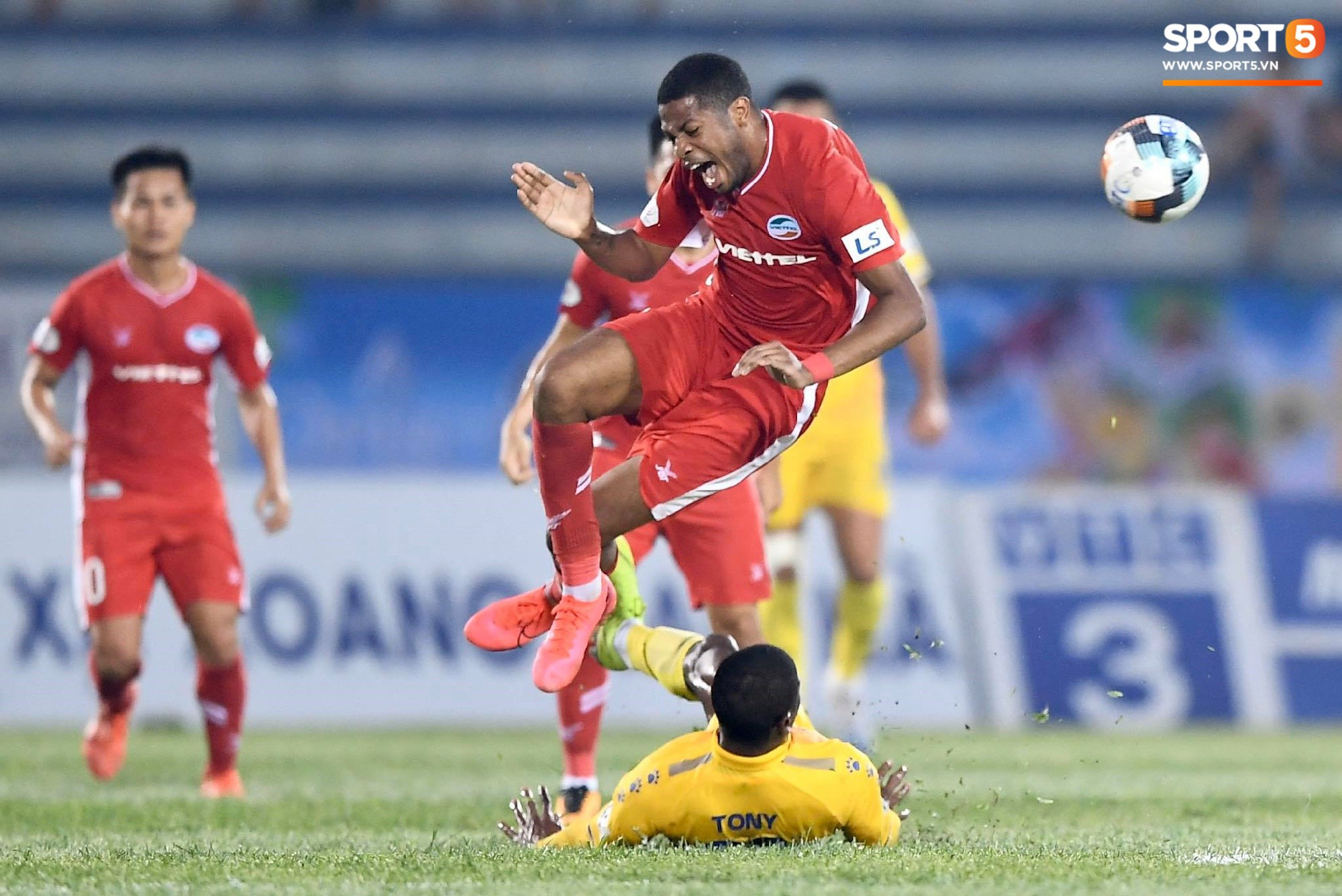 Ngoại binh Viettel FC chơi xấu, trọng tài chỉ rút thẻ vàng và cái kết phải &quot;bám trụ&quot; tại sân Thiên Trường vì sợ CĐV quá khích vây ngoài cửa  - Ảnh 3.