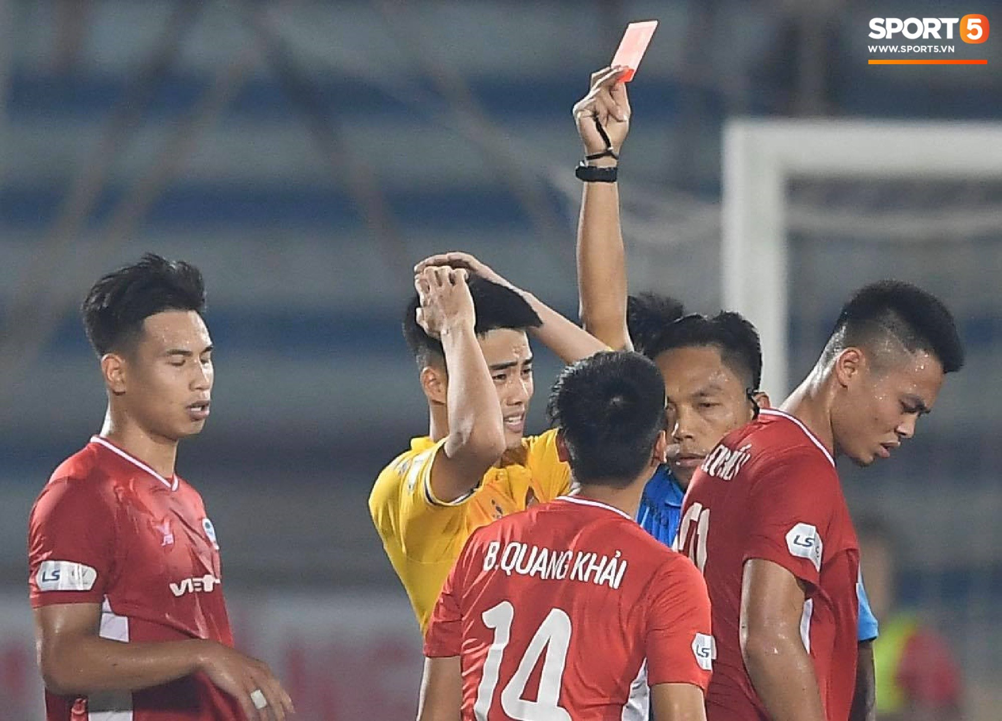 Ngoại binh Viettel FC chơi xấu, trọng tài chỉ rút thẻ vàng và cái kết phải &quot;bám trụ&quot; tại sân Thiên Trường vì sợ CĐV quá khích vây ngoài cửa  - Ảnh 4.