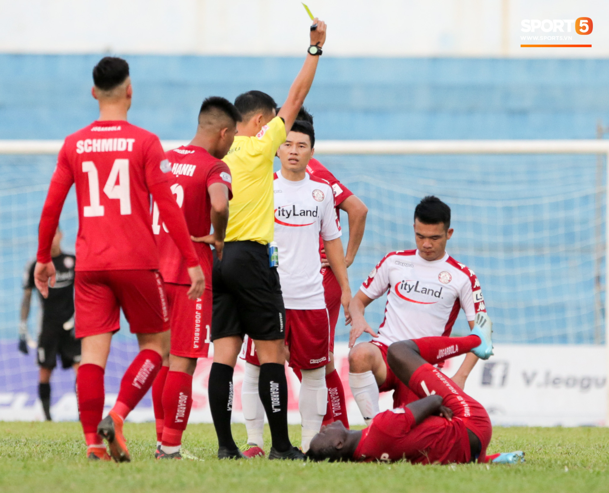 Cựu tuyển thủ Việt Nam xui học trò gây áp lực với trọng tài để đối thủ nhận thẻ phạt - Ảnh 8.