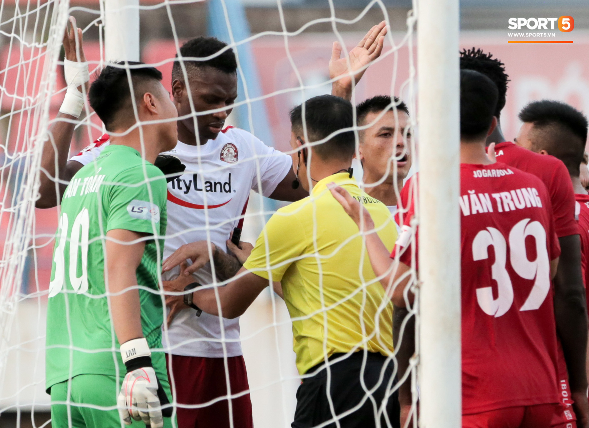 Cựu tuyển thủ Việt Nam xui học trò gây áp lực với trọng tài để đối thủ nhận thẻ phạt - Ảnh 4.