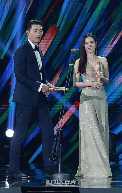Baeksang Arts Awards 2020: Hyun Bin - Son Ye Jin &quot;chiêm chuột&quot; nhau ngay trên sân khấu dù cố tình lơ nhau - Ảnh 3.