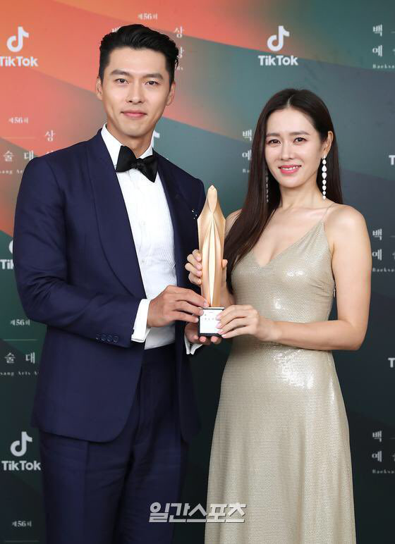 Baeksang Arts Awards 2020: Hyun Bin - Son Ye Jin &quot;chiêm chuột&quot; nhau ngay trên sân khấu dù cố tình lơ nhau - Ảnh 4.