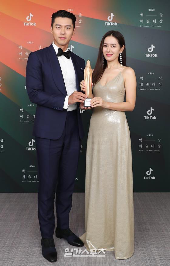 Baeksang Arts Awards 2020: Hyun Bin - Son Ye Jin &quot;chiêm chuột&quot; nhau ngay trên sân khấu dù cố tình lơ nhau - Ảnh 5.