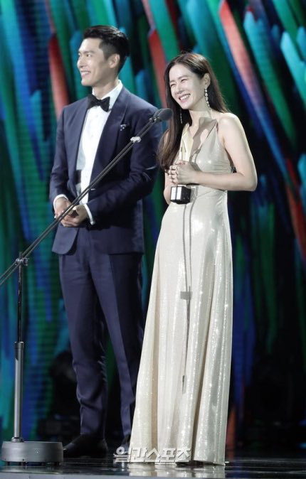 Baeksang Arts Awards 2020: Hyun Bin - Son Ye Jin &quot;chiêm chuột&quot; nhau ngay trên sân khấu dù cố tình lơ nhau - Ảnh 2.
