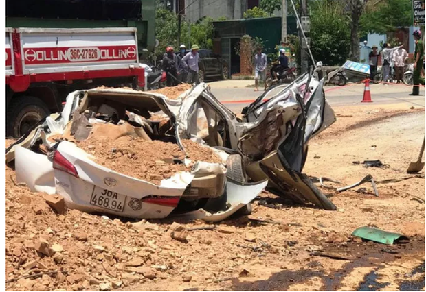 Vụ tai nạn 3 người chết ở Thanh Hoá: Kinh hoàng clip ghi lại cảnh ô tô 4 chỗ gần như bất động trước khi bị xe ben đè nát - Ảnh 2.