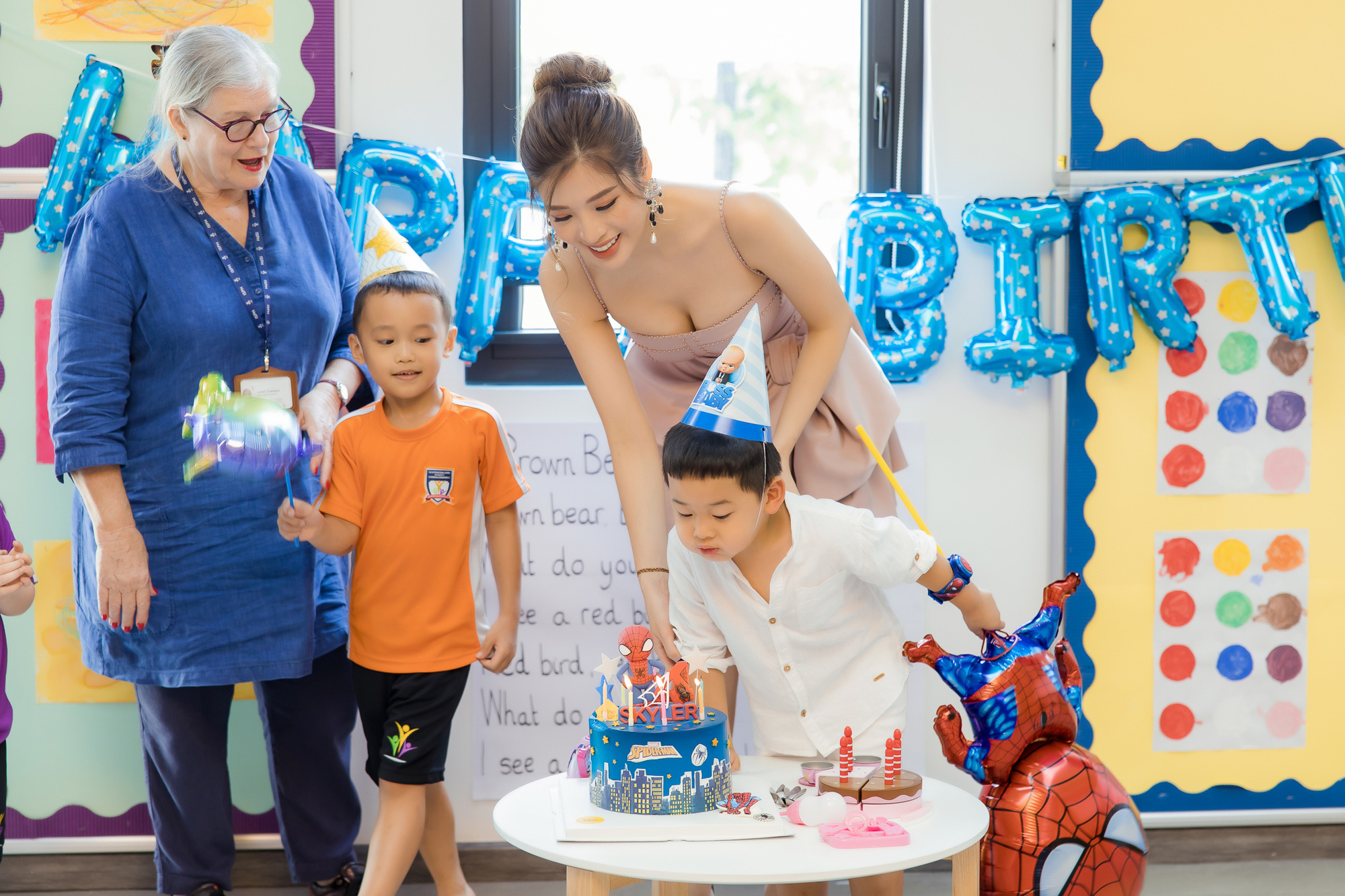 Hoa hậu Phan Hoàng Thu diện trang phục gợi cảm mừng sinh nhật con trai - Ảnh 3.