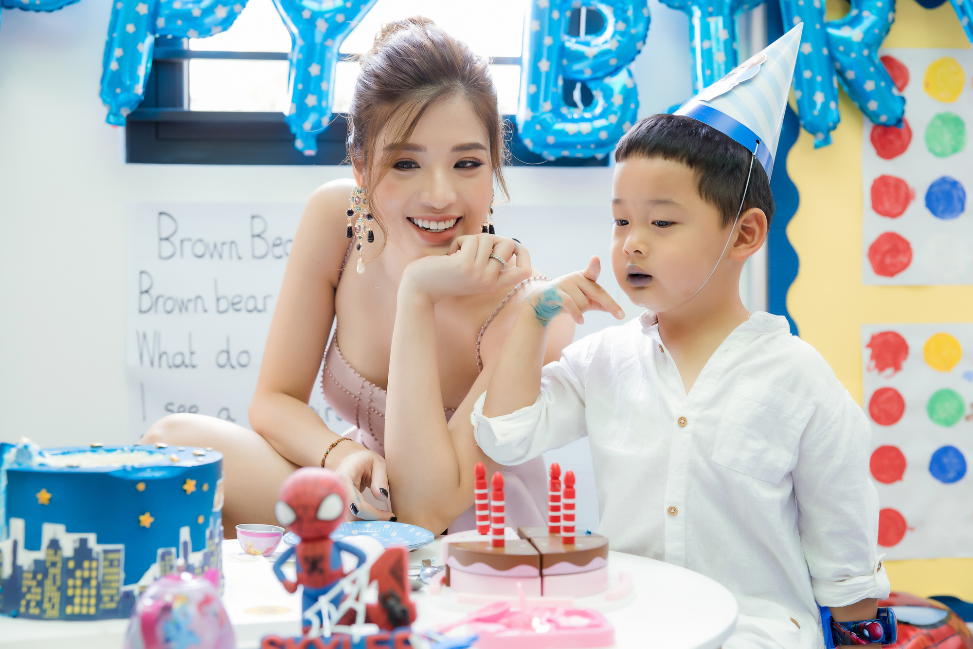 Hoa hậu Phan Hoàng Thu diện trang phục gợi cảm mừng sinh nhật con trai - Ảnh 2.