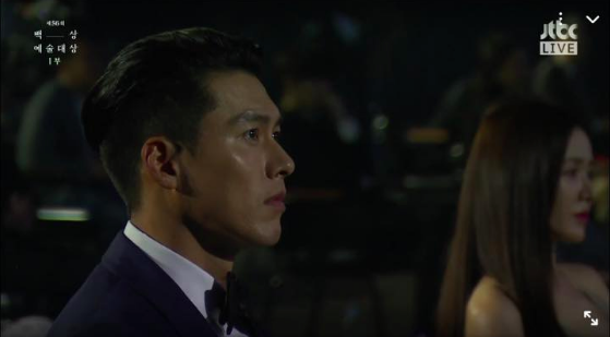 Bức ảnh hot nhất sự kiện Baeksang 2020: Hyun Bin - Son Ye Jin ngồi cách xa nhau nhưng vẫn tranh thủ liếc mắt đưa tình - Ảnh 2.