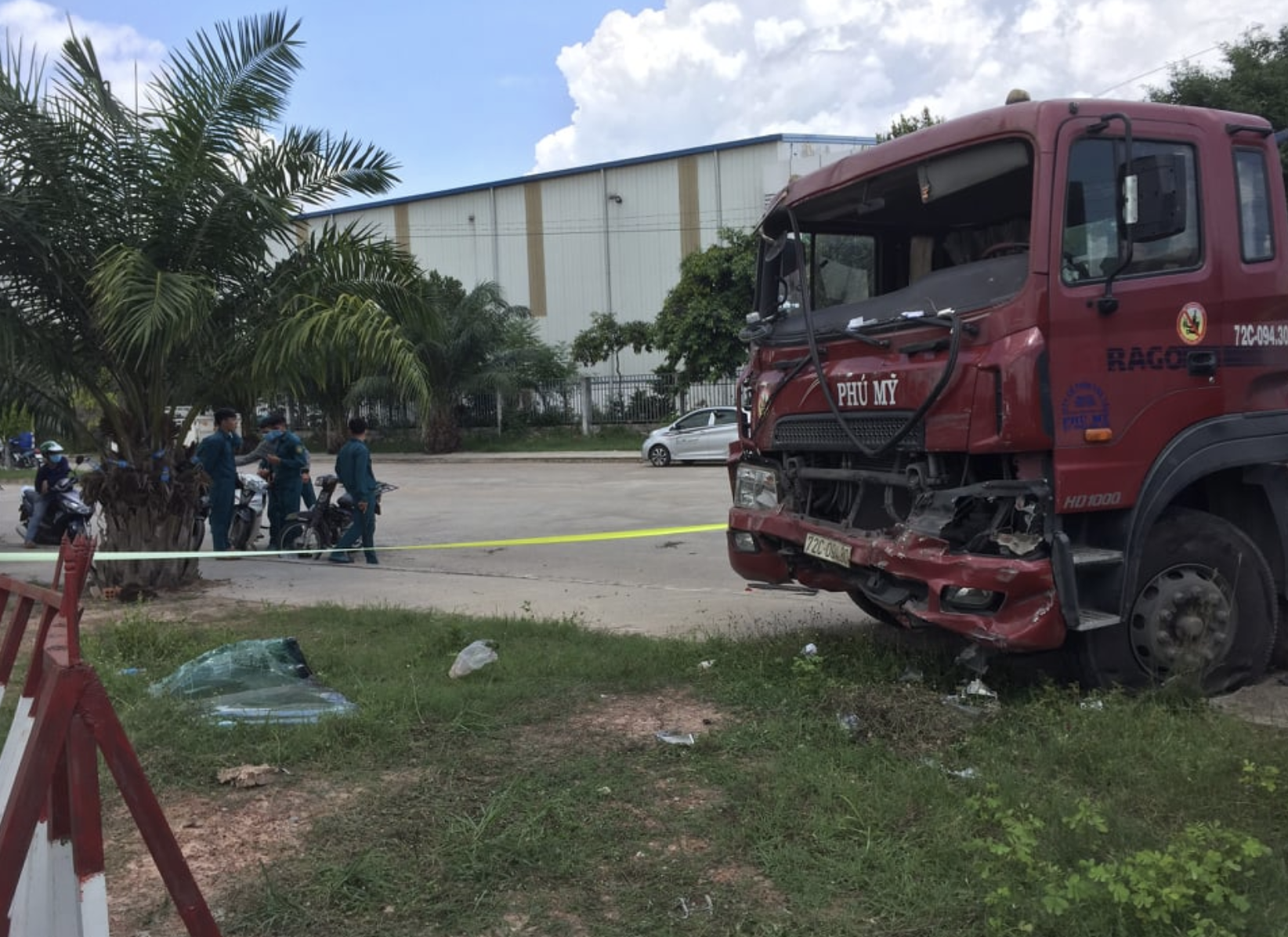 Tai nạn nghiêm trọng: Container tông xe quân sự, 7 người ở Bình Dương thương vong - Ảnh 1.