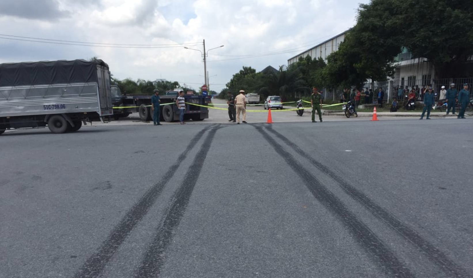 Tai nạn nghiêm trọng: Container tông xe quân sự, 7 người ở Bình Dương thương vong - Ảnh 4.