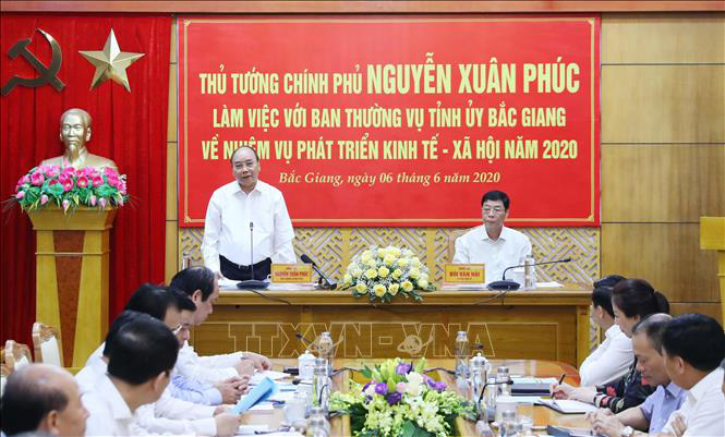 Thủ tướng: Bắc Giang cần chuyển mô hình tăng trưởng từ chiều rộng sang chiều sâu - Ảnh 2.