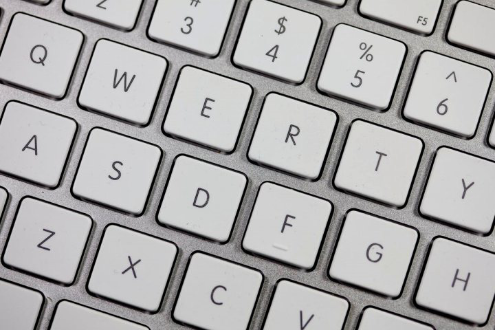 Vì sao bàn phím máy tính lại thiết kế theo thứ tự QWERTY chứ không phải ABC ? - Ảnh 1.