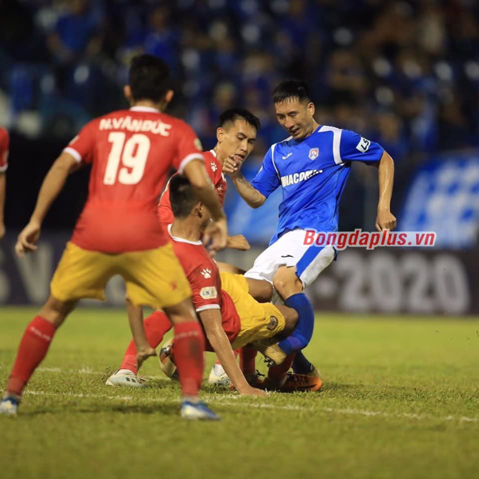 Sốc: Cầu thủ Than Quảng Ninh gãy đôi chân sau pha va chạm kinh hoàng - Ảnh 1.