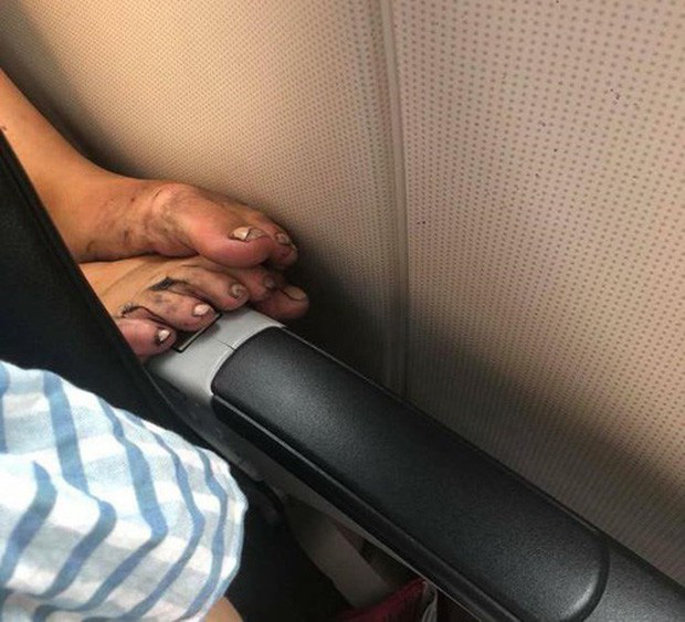 Ngán ngẩm hình ảnh người đàn ông ngồi tư thế kém duyên trên máy bay, gác nguyên bàn chân lên ghế trước mặc người khác khó chịu - Ảnh 4.