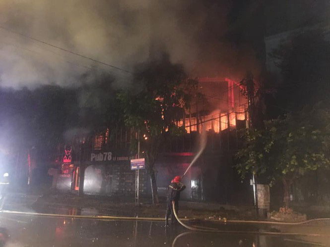 Hỏa hoạn khiến quán bar tại TP Vinh bốc cháy ngùn ngụt trong đêm - Ảnh 2.