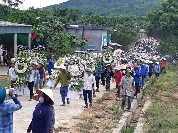 Hà Tĩnh: Dòng người đau xót tiễn đưa nam thực tập sinh bị sát hại ở Nhật về nơi an nghỉ cuối cùng - Ảnh 1.