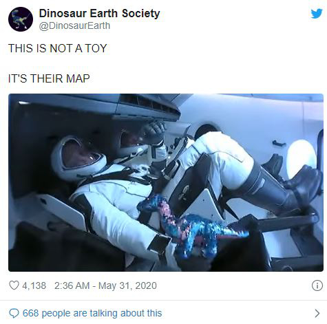 Dân mạng phát cuồng với thành viên đặc biệt trong chuyến bay vào vũ trụ của SpaceX: 1 con khủng long nhồi bông - Ảnh 3.